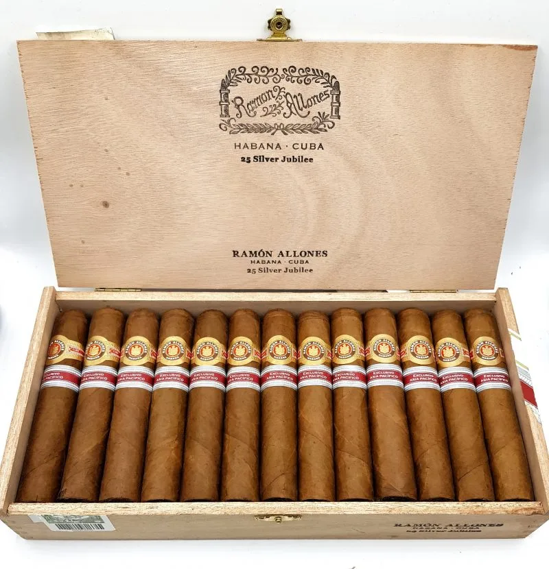 Ramon-Allones-Silver-Jubilee-Regional-Edicion-Asia-Pacific-2017-n-25-800x830