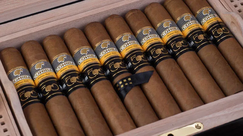 1 Humidor with 6 Cohiba Majestuosos
